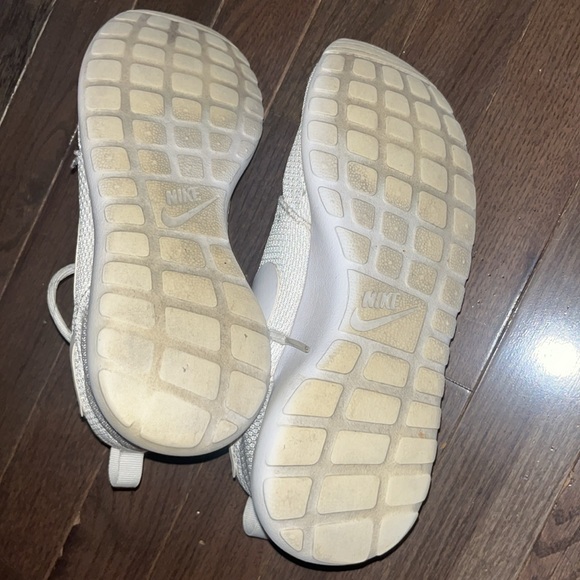 Women’s Classic Nike All White Roshe Run Shoes Size 7 - Picture 7 of 8